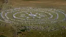 Anggota gerakan keagamaan internasional White Brotherhood menari di puncak Gunung Rila, Bulgaria, Senin (19/8/2019). Ratusan peziarah White Brotherhood yang berpakaian serba putih tersebut menggelar ritual untuk menyambut tahun baru "spiritual". (NIKOLAY DOYCHINOV/AFP)