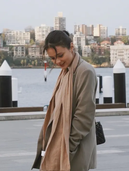 Penampilan yang tak kalah menarik untuk disimak. Amanda Rawles menampilkan outfit liburannya ke Australia dalam nuansa serba cokelat yang netral, mulai dari coat hingga syal yang disampirkan di lehernya. Foto: Instagram.