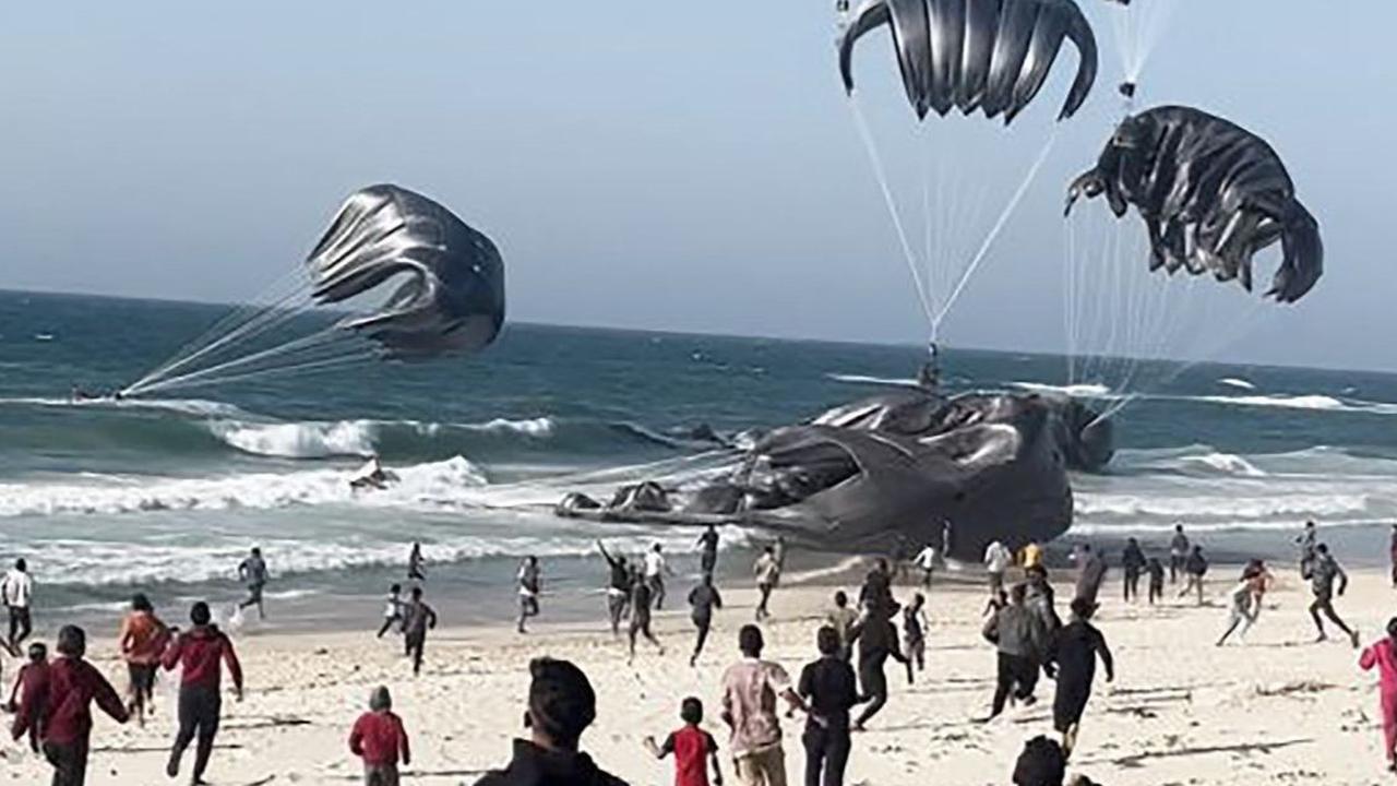 FOTO: Momen Perdana Amerika Serikat Kirim Bantuan ke Jalur Gaza, Ribuan Paket Makanan Dijatuhkan dari Udara