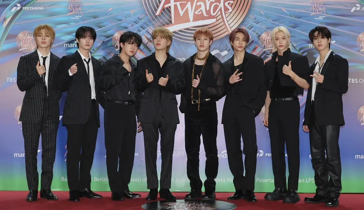 Begitu pula para member StrayKids yang tampil dalam balutan busana serba hitam. [@golden_disc]