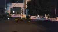 Jalan umum milik negara yang ditutup Forum RW Kemang Pratama. (Liputan6.com/Bam Sinulingga)