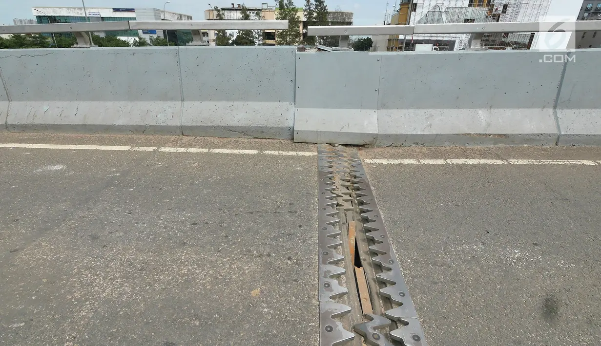 Penampakan retakan yang terjadi di flyover Cengkareng, Jakarta, Kamis (27/12). Flyover arah Kembangan menuju Cengkareng ini ditutup sejak Rabu, 26 Desember 2018. (Liputan6.com/Herman Zakharia)