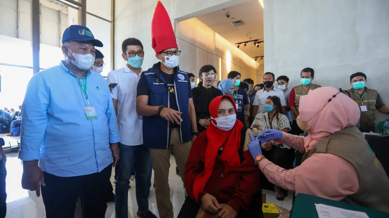 Relawan Kawan Sandi Makassar menggelar vaksinasi massal. (Istimewa)