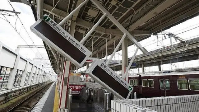 Dampak gempa Osaka di sebuah stasiun kereta setempat (18/6) (JIJI PRESS / AFP PHOTO)