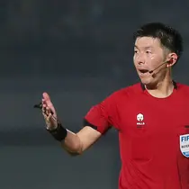 Wasit asal Jepang, Yusuke Araki, memimpin pertandingan antara Persita Tangerang Vs Persikabo 1973 pada laga pekan ke-22 BRI Liga 1 2023/2024 di Stadion di Indomilk Arena, Tangerang, Minggu (10/12/2023). Persita menang dengan skor 2-1. (Bola.com/M Iqbal Ichsan)
