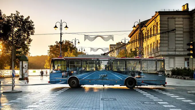 [Bintang] Terkecoh Oleh 3 Kamuflase Bus yang Berubah Jadi Pemandangan Kota