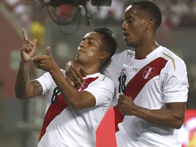 Pemain Peru, Christian Cueva (kiri) merayakan gol ke gawang Skotlandia bersama rekannya, Andre Carrillo pada laga uji coba di Lima, Peru, (29/5/2018). Peru menang 2-0. (AP/Martin Mejia)