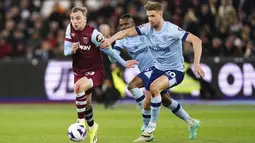 Pemain West Ham United, Jarrod Bowen (kiri) berebut bola dengan pemain Brentford, Kristoffer Ajer pada laga lanjutan Liga Inggris 2023/2024 di London Stadium, London, Inggris,Selasa (27/02/2024) dini hari WIB. (AP Photo/PA/Zac Goodwin)