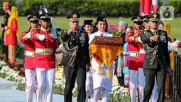 Bendera Merah Putih dan Naskah teks Proklamasi dibawa dari Monumen Nasional (Monas) menuju IKN (Ibu Kota Nusantara) dengan penerbangan dari Bandara Halim Perdanakusuma. (Liputan6.com/Herman Zakharia)