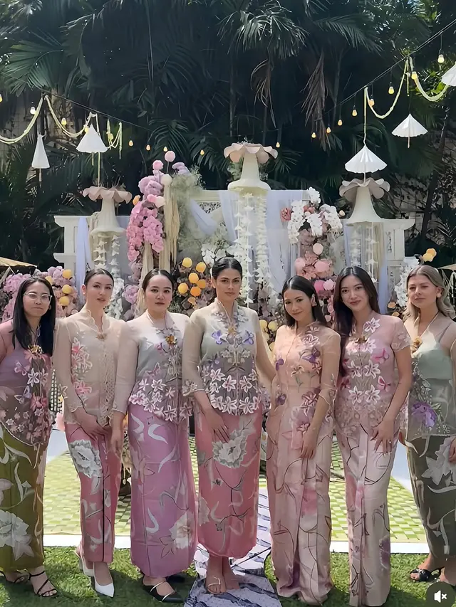 7 Potret Bridesmaid dan Groomsmen di Pernikahan Alyssa Daguise dan Al Ghazali, Dari Anggun dengan Kebaya hingga Macho dengan Setelan Jas