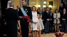 Ketua Parlemen, Jesus Posada (kiri), melantik Pangeran Filipe VI menjadi Raja baru Spanyol menggantikan Raja Juan Carlos di Madrid, Spanyol, (19/6/2014). (REUTERS/J. J. Guillen)   