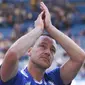 Kapten Chelsea, John Terry, memberikan aplaus usai laga melawan Sunderland di Stamford Bridge, Minggu (21/5/2017). Terry resmi mengakhiri kiprahnya selama 22 tahun di Chelsea. (EPA/Facundo Arrizabalaga)