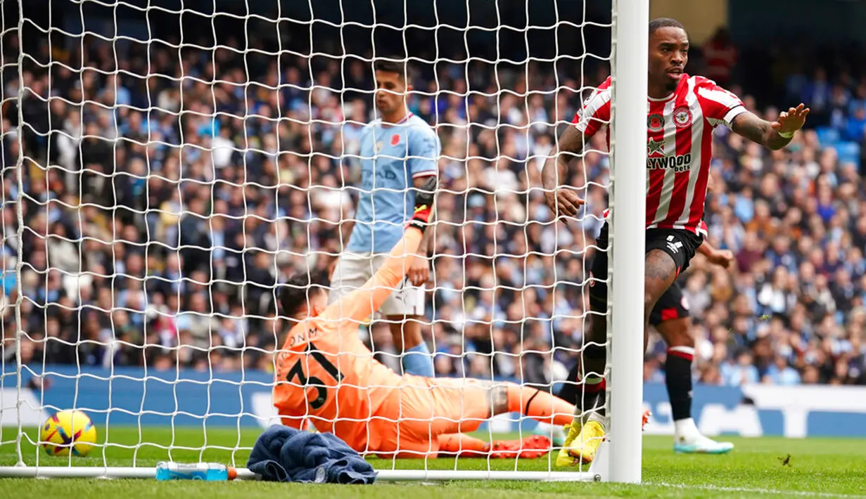 Pemain Brentford Ivan Toney melakukan selebrasi usai mencetak gol ke gawang Manchester City pada pertandingan sepak bola Liga Inggris di Etihad Stadium, Manchester, Inggris, 12 November 2022. Manchester City kalah 1-2 dari Brentford. (AP Photo/Dave Thompson)
