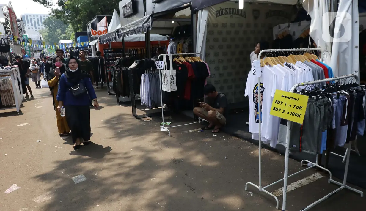 Pengunjung mendatangi gelaran Jakcloth Year End Sale di Plaza Tenggara GBK Senayan, Jakarta, Kamis (26/12/2019).  Di gelar pada 25-29 Desember 2019, Jakcloth tahun ini menghadirkan 400 clothing line lokal. (Liputan6.com/Angga Yuniar)