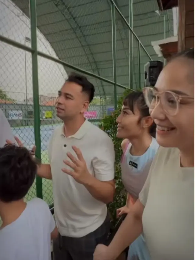 Nagita Slavina Pakai Kacamata