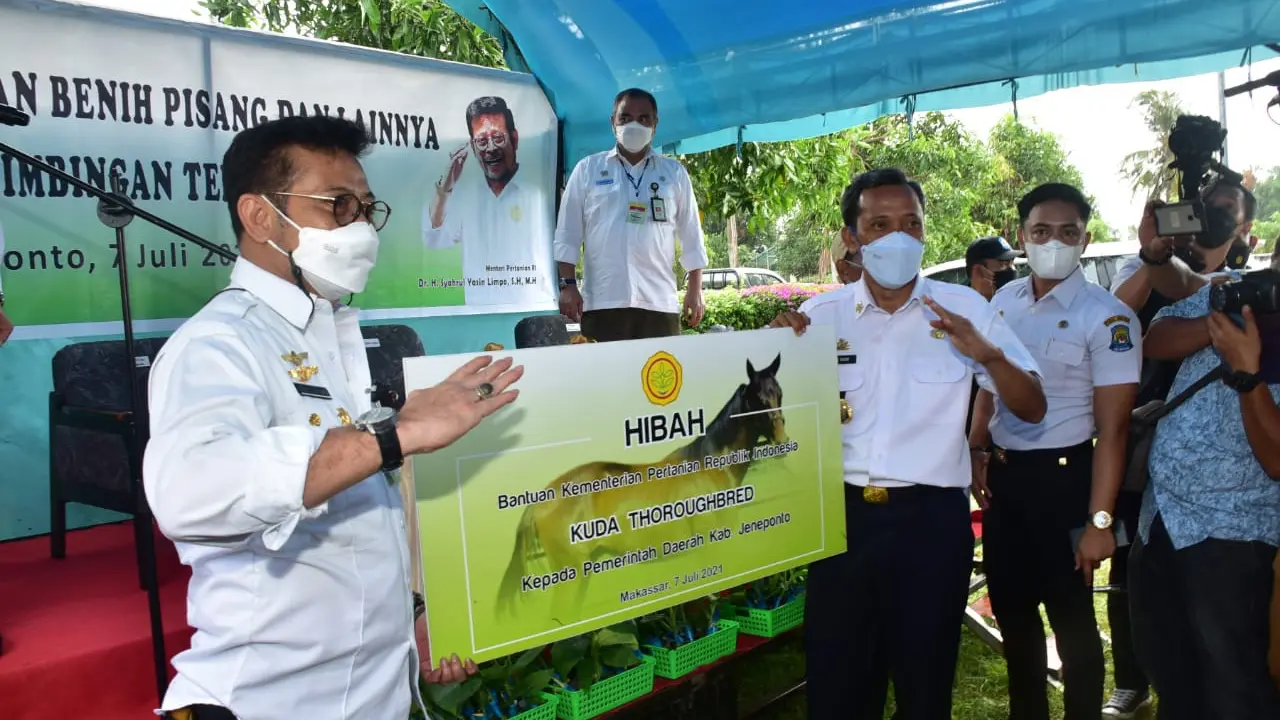 Mentan SYL Serahkan Bantuan Benih Pisang Hingga Alsintan