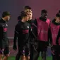 Para pemain Barcelona mengambil bagian dalam sesi latihan di stadion Camp Nou di Barcelona, Spanyol (22/11/2021). Barcelona akan bertanding melawan Benfica pada Grup E Liga Champions di Camp Nou. (AFP/Gen Lluis)