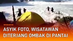 Ombak menerjang wisatawan yang sedang berswa foto di pinggir pantai mengundang perhatian