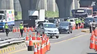 Menteri Perhubungan (Menhub) Budi Karya Sumadi meninjau pos penyekatan jalan yang berada di KM 31 Cikarang Barat ruas tol Jakarta – Cikampek, Minggu (18/7/2021). Dok Kemenhub