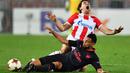 Aksi pemain Arsenal, Francis Coquelin memotong pergerakan pemain Belgrade, Filip Stojkovic pada laga grup H Liga europa di Stadion Rajko Mitic, (19/10/2017). Arsenal menang 1-0. (AFP/Andrej Isakovic)