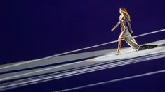 Model seksi asal Brazil Gisele Bundchen berjalan di atas panggung dengan gaun mengkilapnya saat mengambil bagian dalam upacara pembukaan Olimpiade Rio 2016, Rio de Janeiro, Brasil, (5/8). (REUTERS / Mike Blake)
