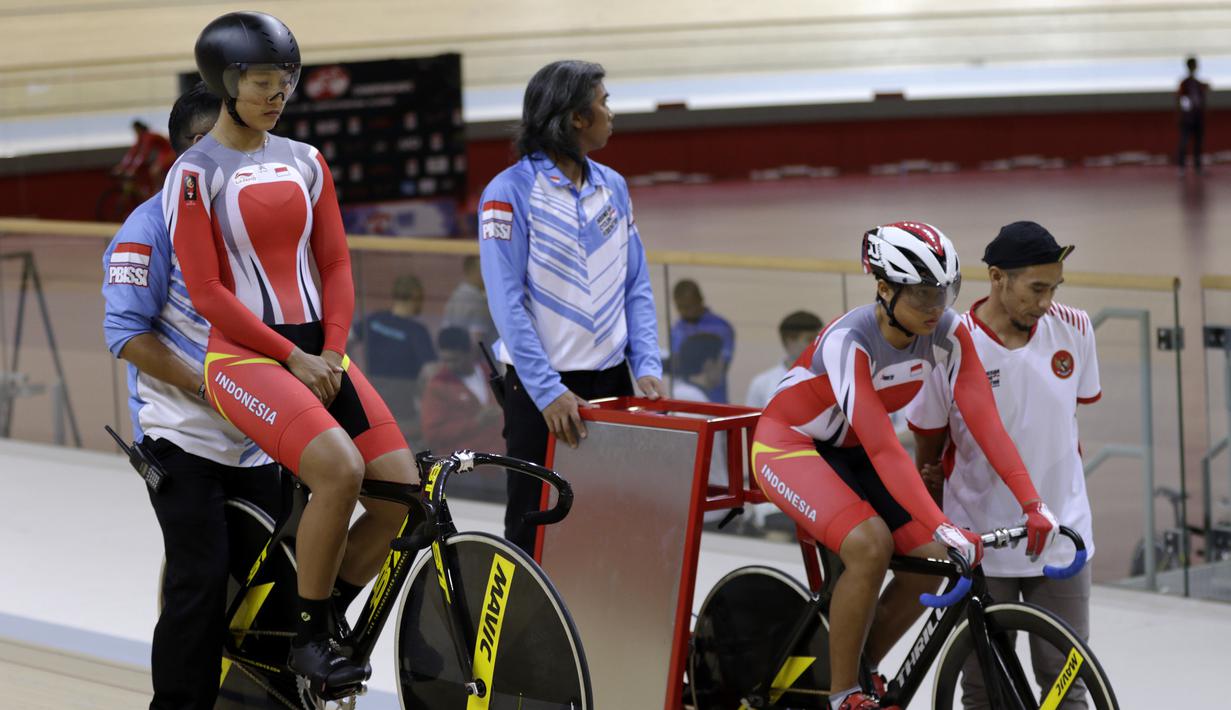 Pesepeda Indonesia bersiap tampil pada nomor Women Elite Team Sprint saat Asian Track Championship 2019 di Jakarta International Veledrome, Jakarta, Rabu (9/1). Tim Indonesia gagal meraih medali pada nomor tersebut. (Bola.com/Yoppy Renato)