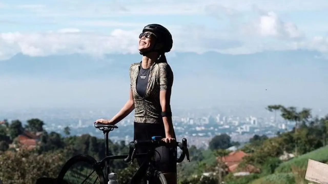Kisah perjalanan Tabitha Sumendap, founder Woman Cycling Community menjelajah gaya hidup sehat dengan bersepeda.
