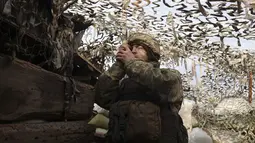 Seorang tentara Ukraina dalam posisi bertempur di garis pemisah dari pemberontak pro-Rusia dekat Debaltsevo, wilayah Donetsk, Ukraina (3/12/2021). Menteri Pertahanan Ukraina Oleksii Rezkinov mengatakan kepada parlemen bahwa Ukraina saat ini memantau ketat pergerakan Rusia. (AP Photo/Andriy Dubchak)