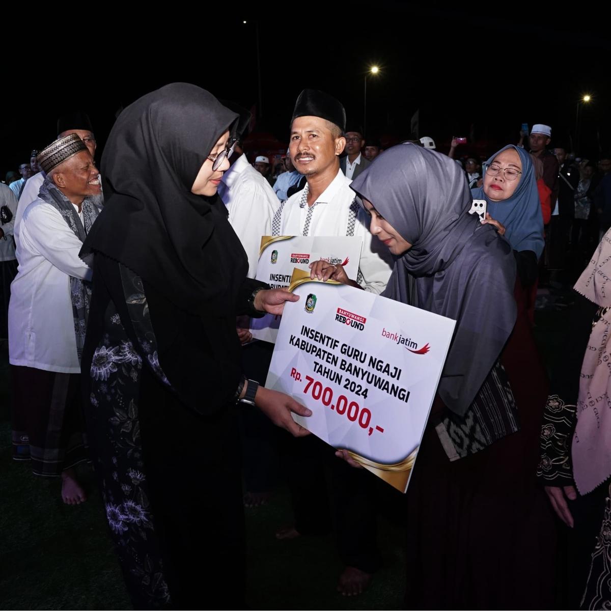Bupati Ipuk Serahkan Insentif untuk 14 Ribu Lebih Guru Ngaji