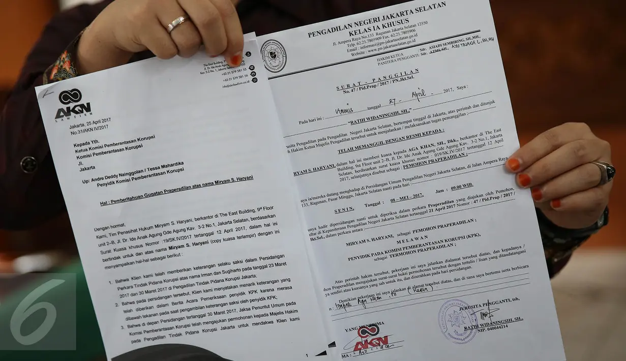 Surat panggilan sidang permohonan praperadilan anggota Komisi II DPR, Miryam S Haryani, untuk KPK di PN Jakarta Selatan, Senin (8/5). Sidang perdana praperadilan Miryam ditunda karena KPK selaku pihak termohon tidak hadir. (Liputan6.com/Immanuel Antonius)