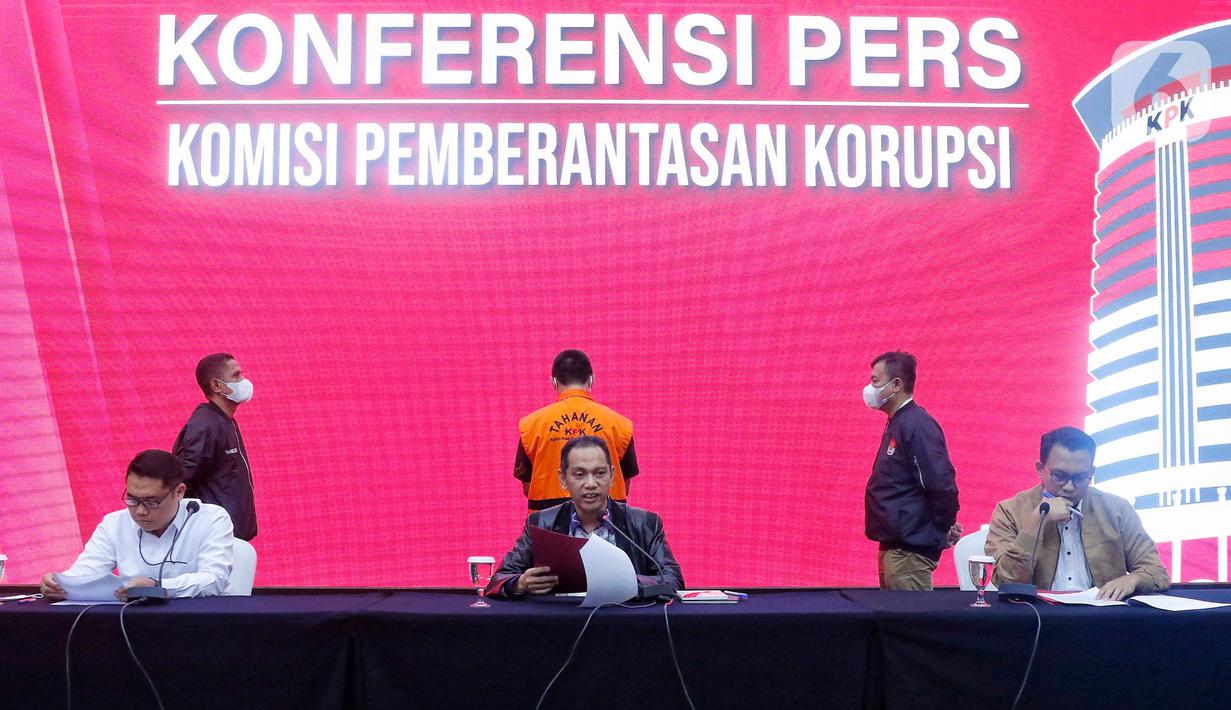 Wakil Ketua KPK, Nurul Ghufron (tengah) saat konferensi pers penetapan tersangka dan penahanan terkait kasus dugaan suap pengurusan perkara di Mahkamah Agung (MA), di Gedung Merah Putih KPK, Jakarta, Selasa (6/6/2023). (Liputan6.com/Angga Yuniar)