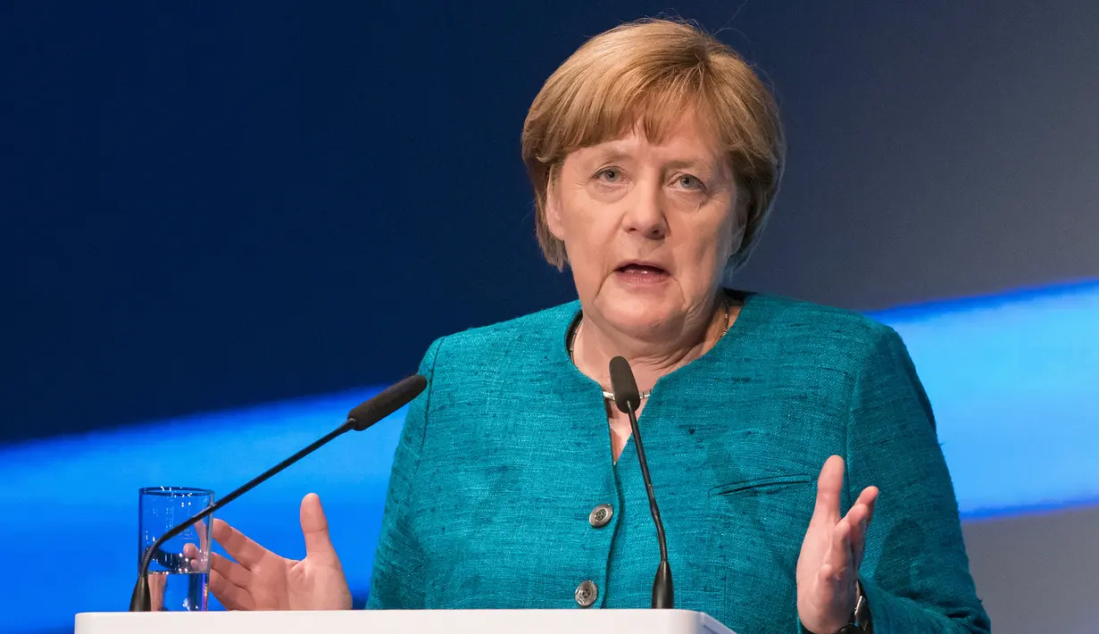 Kanselir Jerman Angela Merkel berpidato dalam acara peluncuran pabrik baterai Accumotive di Kamenz, Jerman (22/5). (AP Photo/Jens Meyer)
