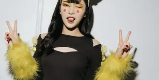 Isyana Sarasvati memiliki gaya yang begitu nyentrik. Gayanya kali ini tampak seperti Pikachum dengan bando khasnya. [Foto: Instagram/ Isyana Sarasvati ]