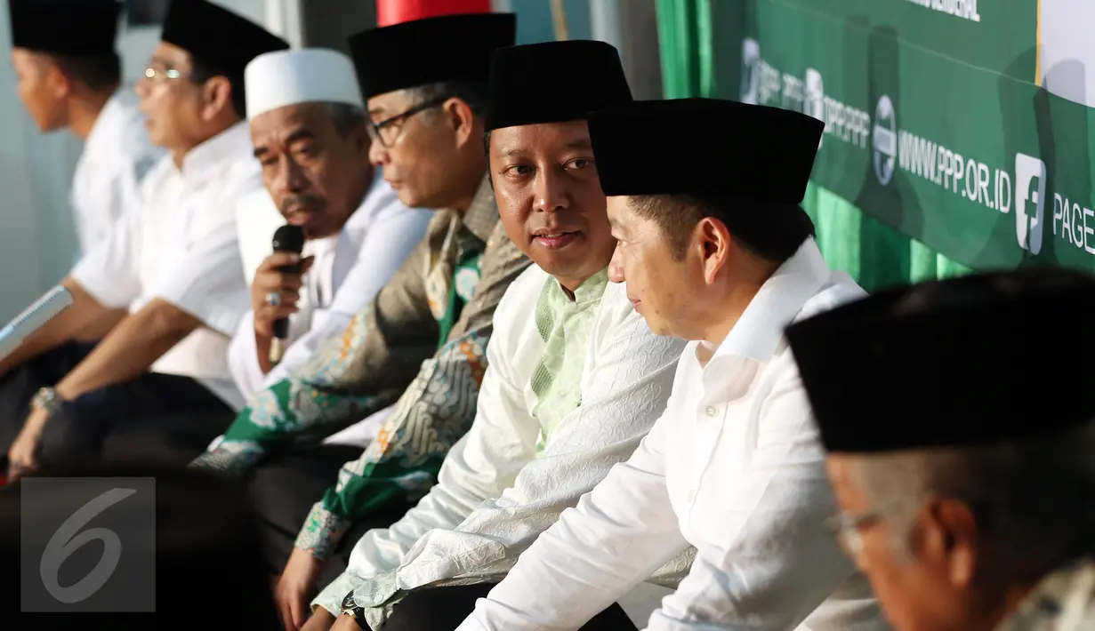 Ketua Umum PPP kubu Romahurmuziy (ketiga kanan) saat menghadiri tasyakuran merayakan HUT PPP ke-44 di Tebet Barat, Jakarta, Kamis (5/1). Tasyakuran tersebut mengusung tema 'Mewujudkan Masyarakat Madani dalam Bingkai NKRI'. (Liputan6.com/Johan Tallo)