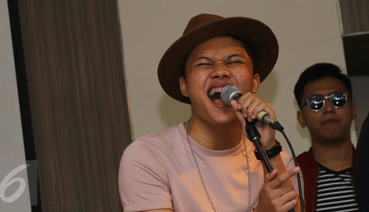 Rizky Febian membawakan lagunya saat peluncuran album "Rizky And Friends" di Kemang, Jakarta, Jumat (6/1). Di album tersebut, lagu hits Rizky Febian berjudul Kesempurnaan Cinta turut menjadi list track dalam album. (Liputan6.com/Herman Zakharia)