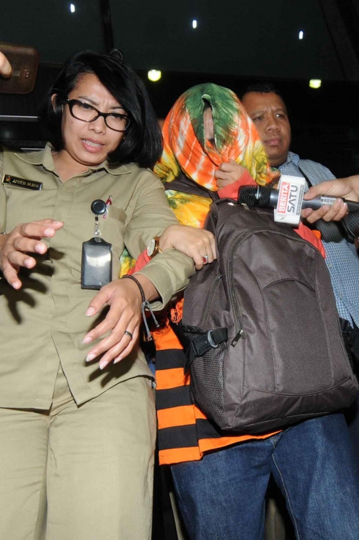 Usai diperiksa KPK, penyuap Dewie Yasin enggan tunjukkan muka