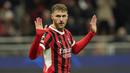 Pemain AC Milan, Santiago Gimenez menolak melakukan selebrasi setelah mencetak gol ke gawang Feyenoord dalam laga leg 2 play off Liga Champions 2024/2025 di San Siro, Milan, Italia, Rabu (19/02/2025) dini hari WIB. (AP Photo/Luca Bruno)