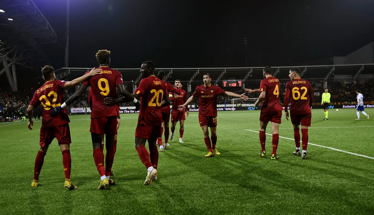Pemain AS Roma Inggris Tammy Abraham (kedua kiri) merayakan dengan rekan satu timnya usai mencetak gol ke gawang HJK Helsinki pada pertandingan sepak bola Grup C Liga Europa di Helsinki, Finlandia, 27 Oktober 2022. AS Roma menang 2-1. (Emmi Korhonen/Lehtikuva/AFP)