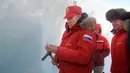 Presiden Rusia, Vladimir Putin bersama dengan PM Dmitry Medvedev saat menyusuri gletser kepulauan Arktik Franz Josef Land di Arctic Rusia, (29/3). (Alexei Druzhinin/Pool Photo via AP)