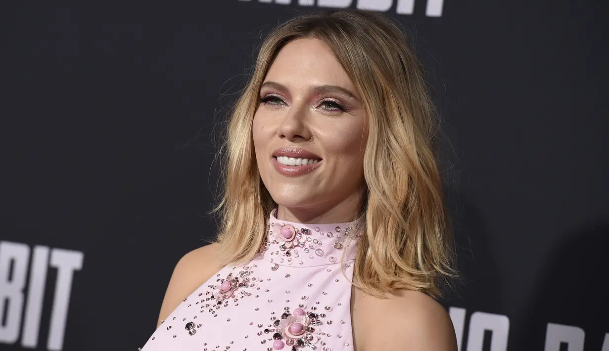 Aktris Scarlett Johansson tersenyum saat menghadiri pemutaran perdana film Fox Searchlights "Jojo Rabbit" di Post 43 di Los Angeles, California (15/10/2019). Johansson mengenakan sepasang sandal perak berornamen dengan tumit stiletto. (AP Photo/Jordan Strauss)