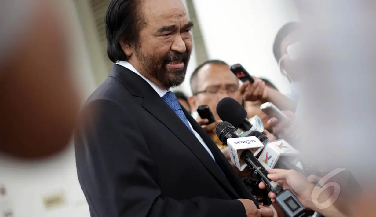 Ketum Partai Nasdem, Surya Paloh saat menjawab beberapa pertanyaan dari wartawan yang menunggunya di Istana Negara, Jakarta, Kamis (15/1/2015). (Liputan6.com/Faizal Fanani)