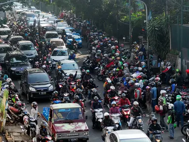 Puluhan tukang ojek berebut penumpang di depan stasiun Palmerah, Jakarta, Jumat (22/5/2015). Rebutan penumpang oleh para tukang ojek ini membuat kemacetan panjang setiap harinya. (Liputan6.com/Johan Tallo) 