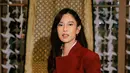 Dian Sastrowardoyo buktikan beskap bisa digunakan untuk menunjang aktivitas sehari-hari. Penggunaan beskap tak melulu untuk gaya formal melainkan juga edgy [@therealdisastr]