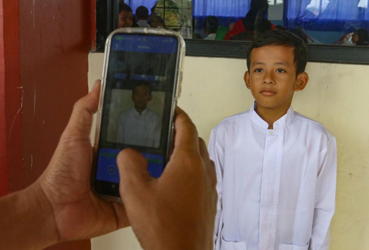 FOTO: Antusias Siswa dan Orang Tua Manfaatkan Layanan Kependudukan di SDN Kebagusam 01