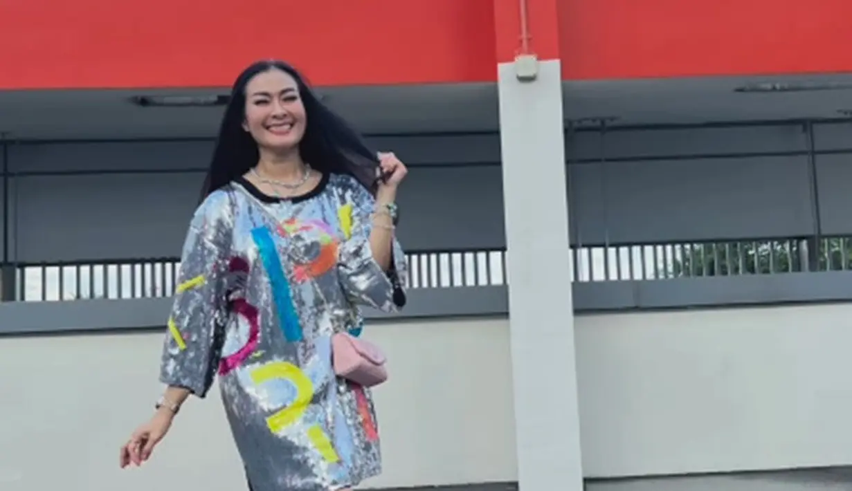 Iis Dahlia tak ketinggalan bersama sang putri turut nonton konser Taylor Swift di Singapura. Ia terlihat stylish dengan sequin t-shirt dress silver, mini sling bag pink, dan sneakers hitam. [Foto: Instagram/isdadahlia]