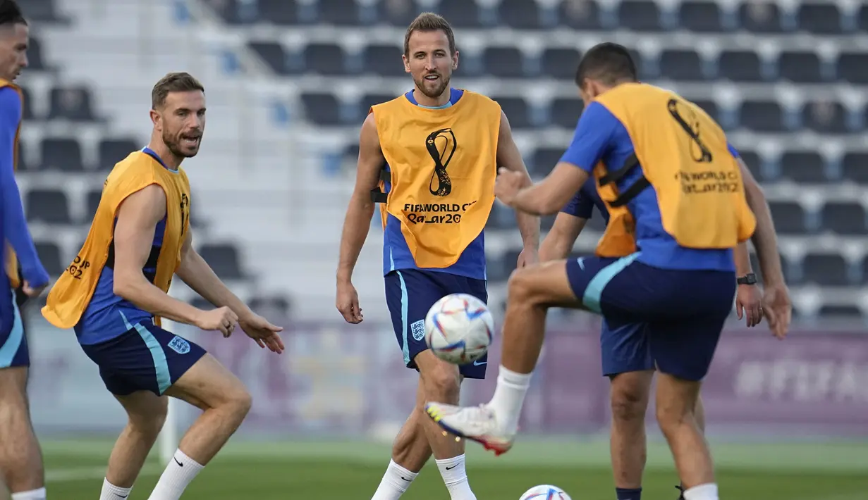 Penyerang Inggris Harry Kane (tengah) ikut serta dalam latihan selama sesi latihan resmi di Al Wakrah Sports Complex, Qatar, Jumat (9/12/2022).  Inggris bakal menghadapi lawan berat, Prancis, pada perempat final Piala Dunia 2022 di Al Bayt Stadium, Minggu (11/12/2022) dini hari. (AP Photo/Abbie Parr)