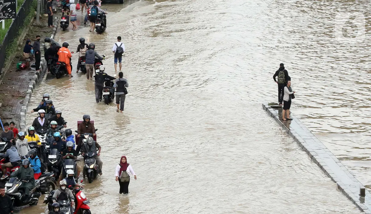 Luapan Kali Bekasi merendam sejumlah ruas jalan di Kota Bekasi. (Liputan6.com/Herman Zakharia)