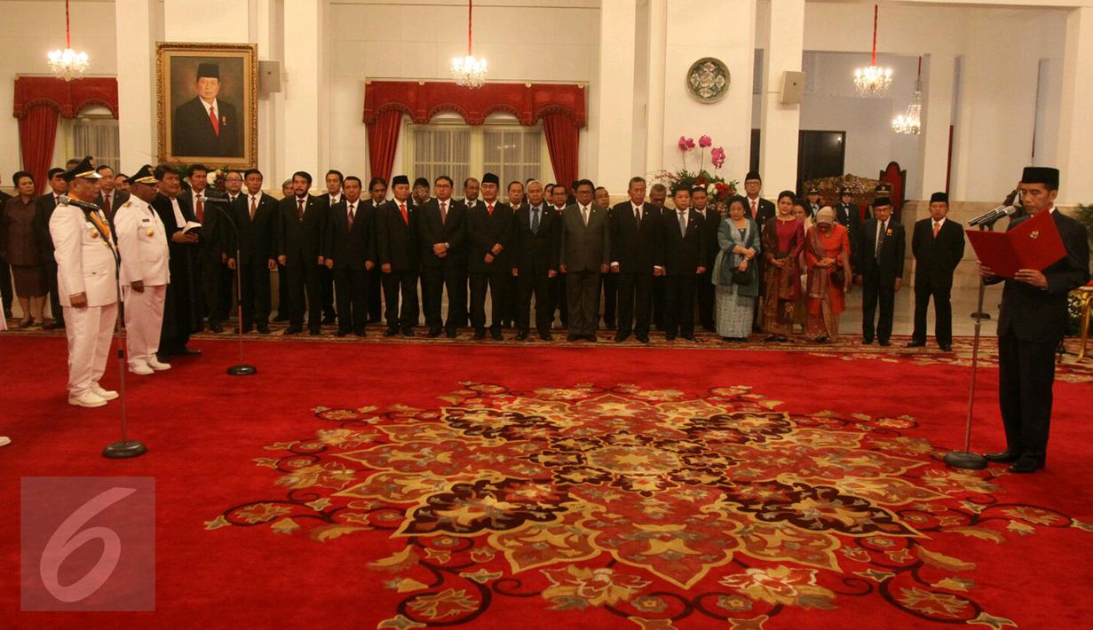 Presiden Joko Widodo membacakan keputusan saat pelantikan di Istana Negara, Jakarta, Jumat (12/5). . Ikut pula dilantik wagub baru Riau yang dipilih dalam sidang paripurna DPRD. (Liputan6.com)