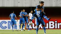 Para pemain Persib Bandung merayakan gol kedua yang dicetak oleh striker Wander Luiz (tengah) ke gawang Persebaya Surabaya dalam laga perempatfinal Piala Menpora 2021 di Stadion Maguwoharjo, Sleman, Minggu (11/4/2021). (Bola.com/M Iqbal Ichsan)