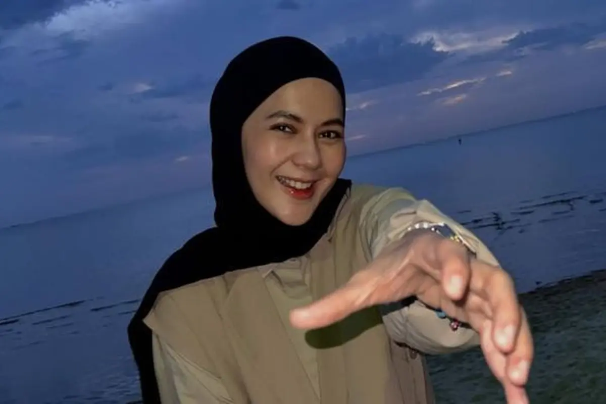 Potret Paula Verhoeven saat Kunjungi Pantai Brighton (credit: instagram/paula_verhoeven)